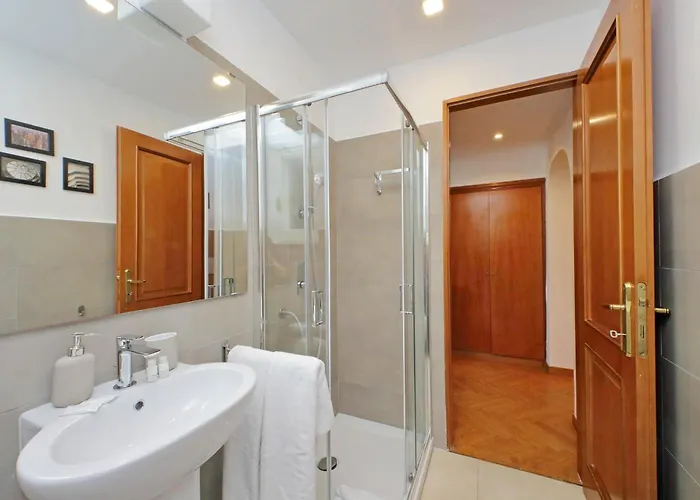 Ych-comfortable 2 Bedrooms Flat Near Colosseum Apartament Rzym